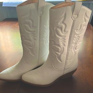 Brand new never worn cowgirl boots!!